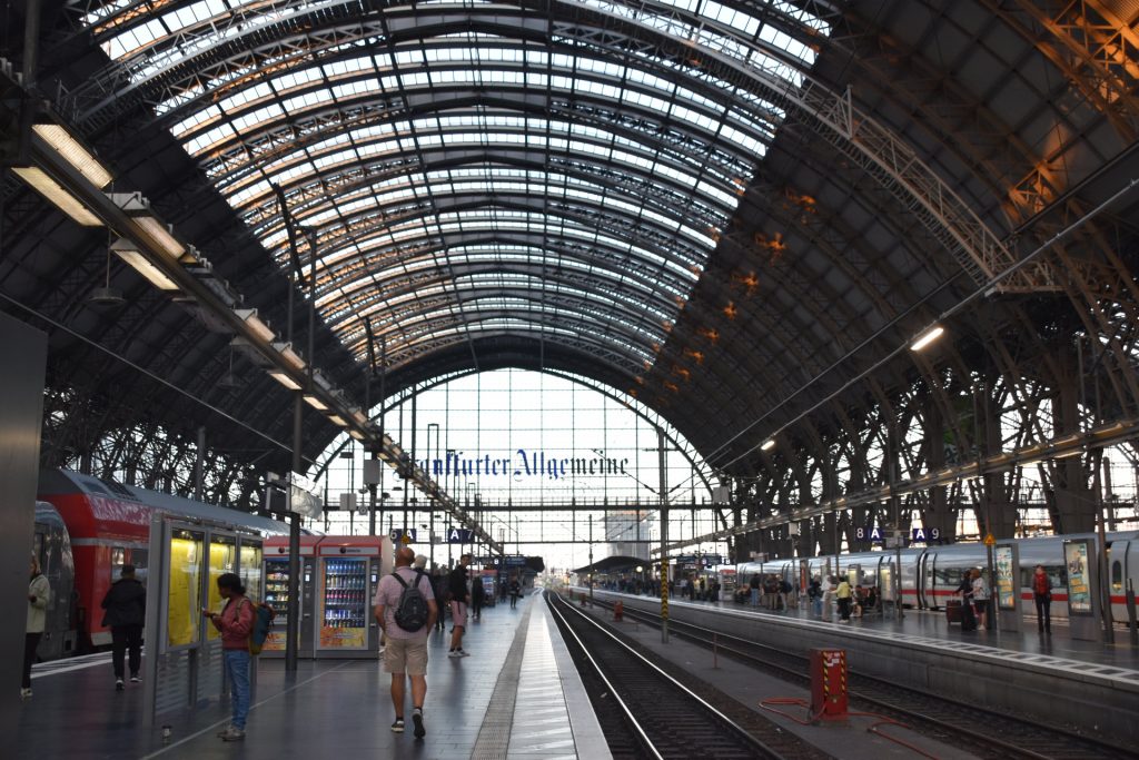 Egna resor - här med Frankfurts järnvägsstation.