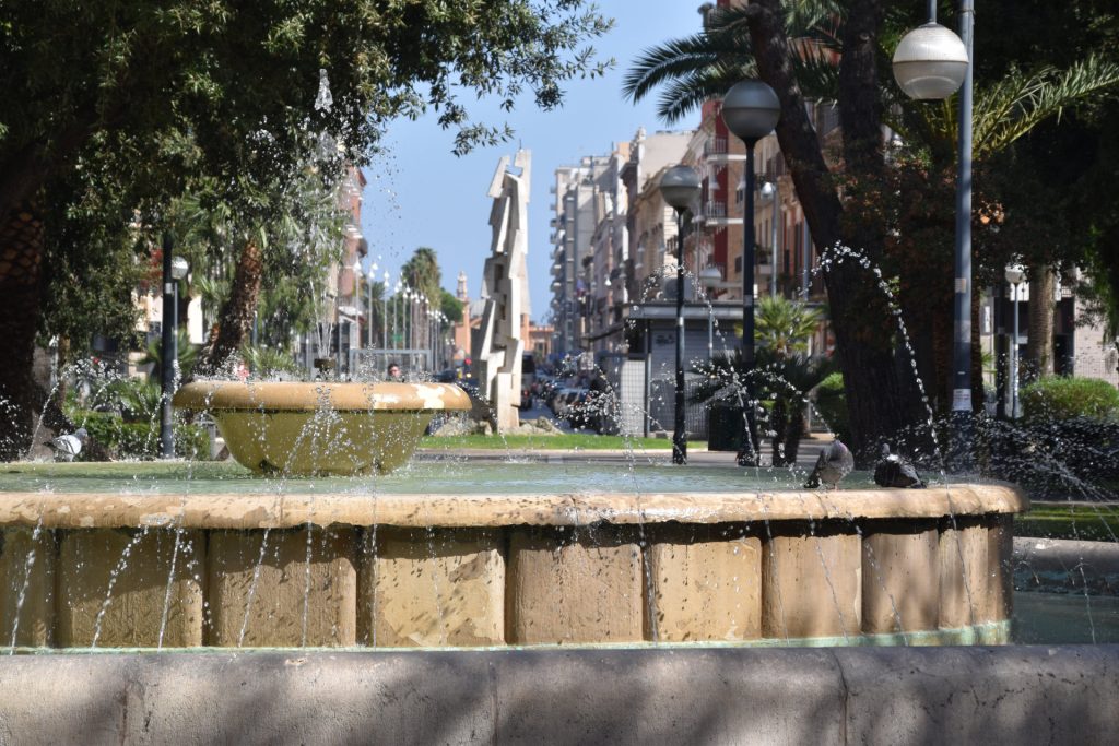 Fontänen i Bari, Giardino Garibaldi parken. En av alla platser du når med att tågluffa i Europa